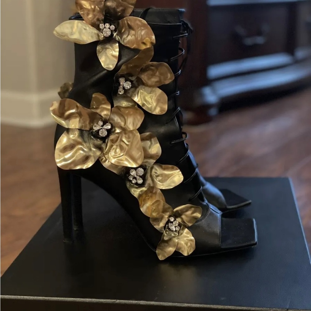 Giuseppe Zanotti collector booties. Show stoppers !!size 42
